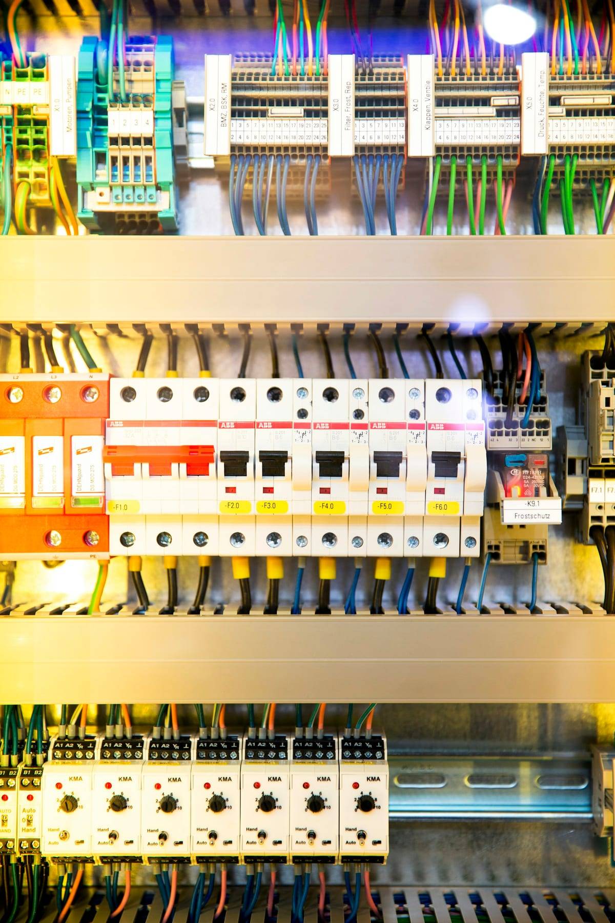 Groepenkast met installatieautomaten en nette bekabeling