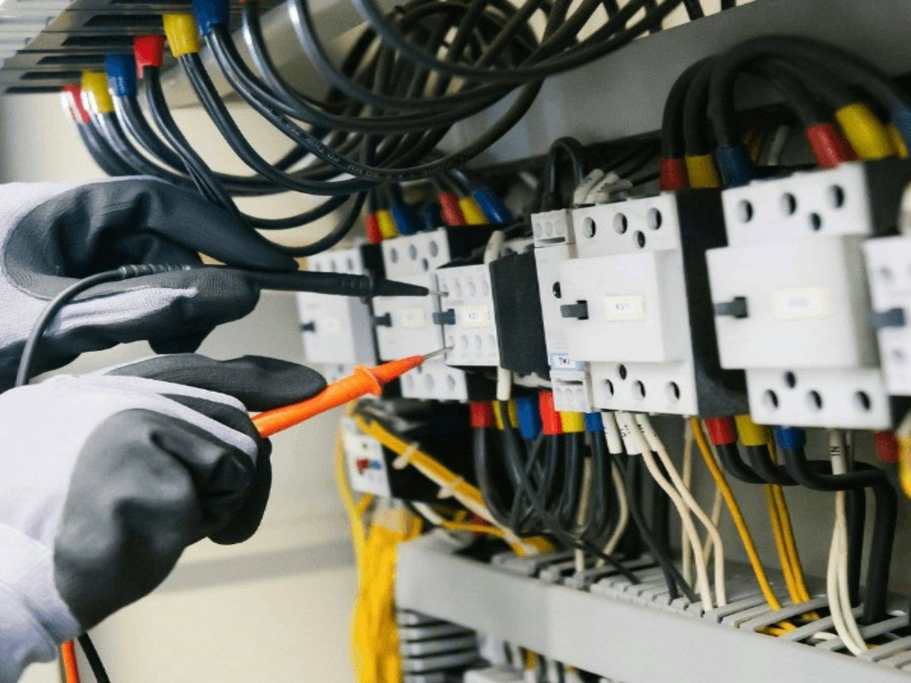 Installateur meet met een tester aan een groepenkast