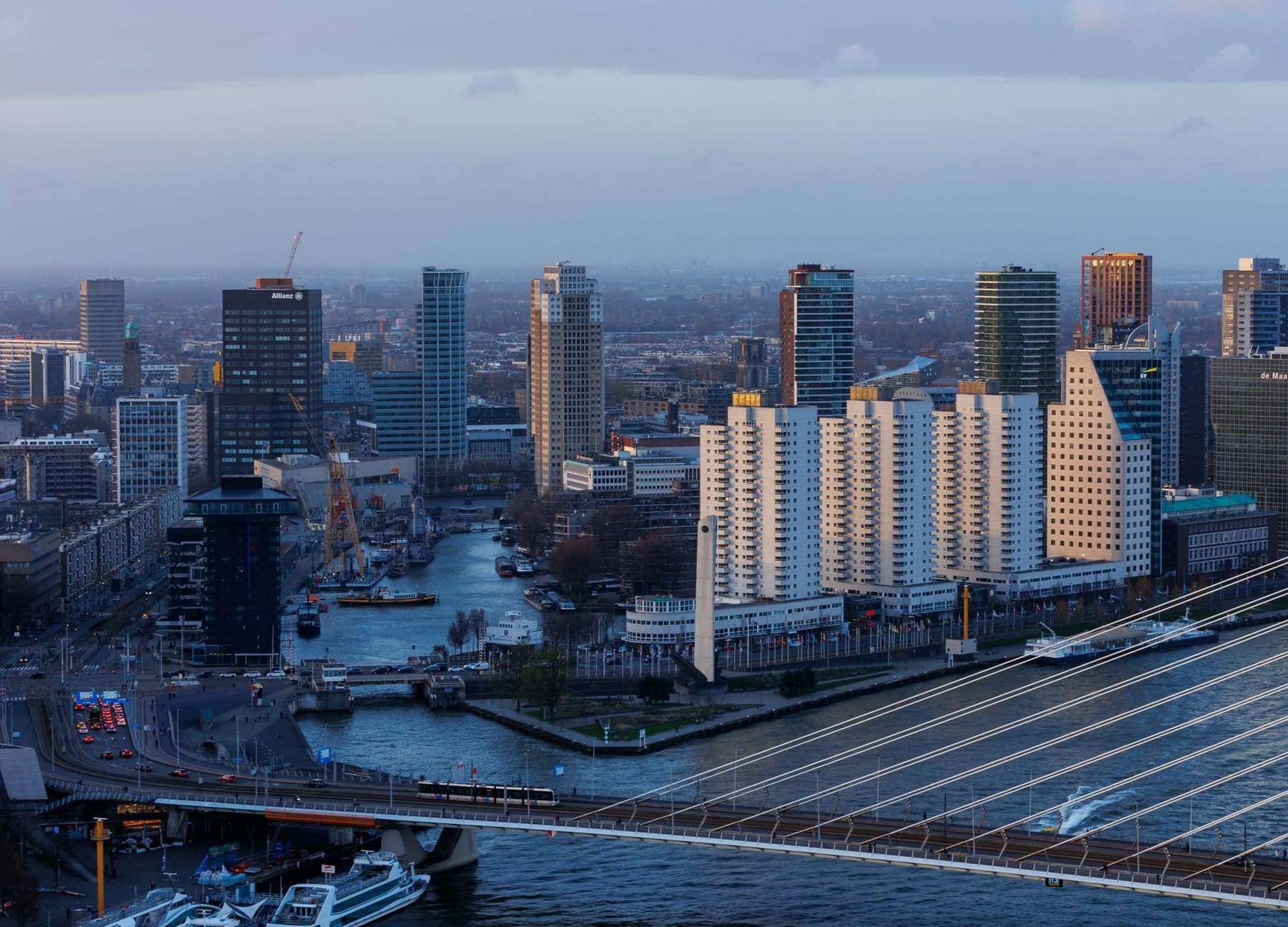 Skyline van Rotterdam met de Erasmusbrug