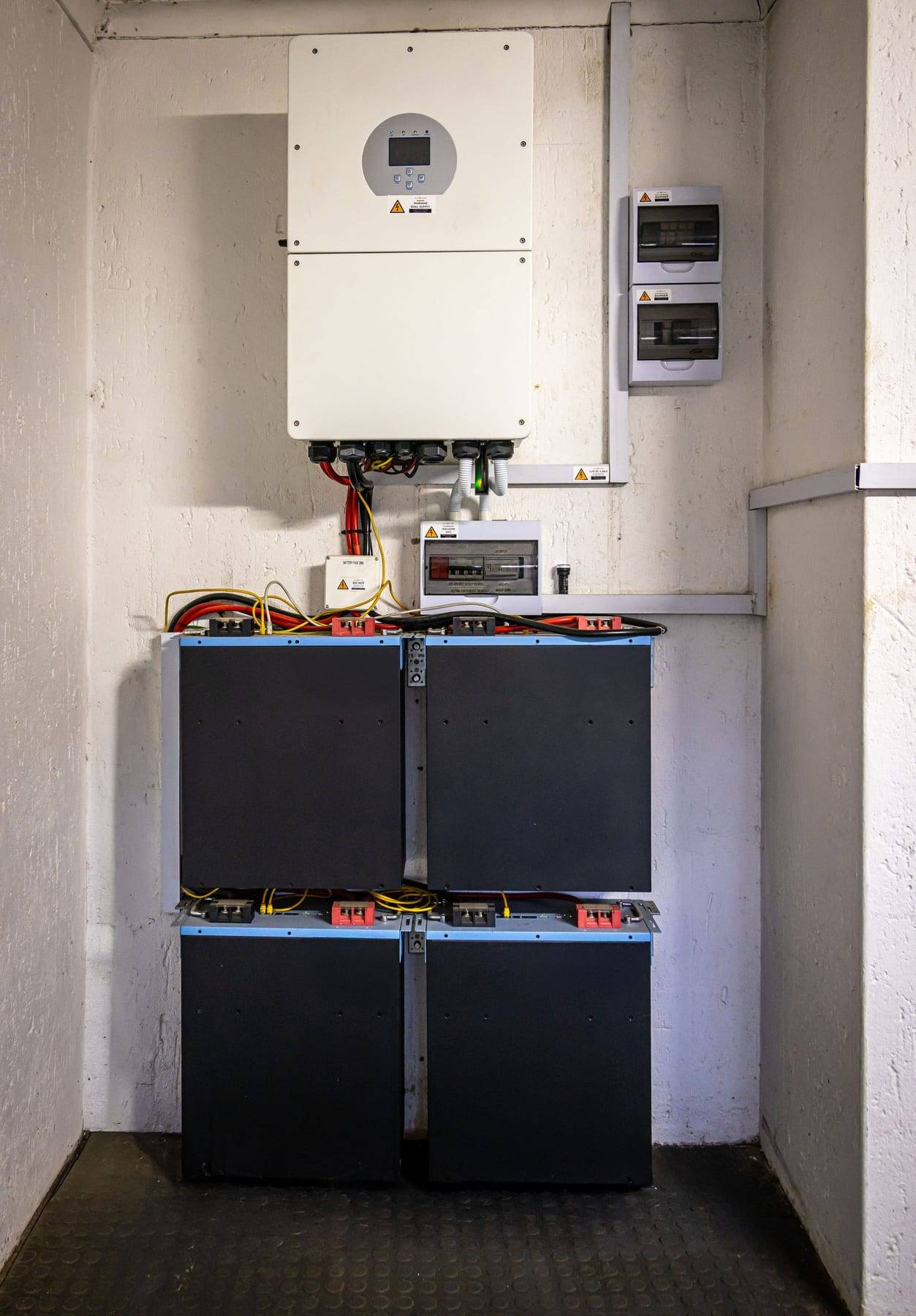 Thuisbatterij met omvormer aan de muur van een technische ruimte