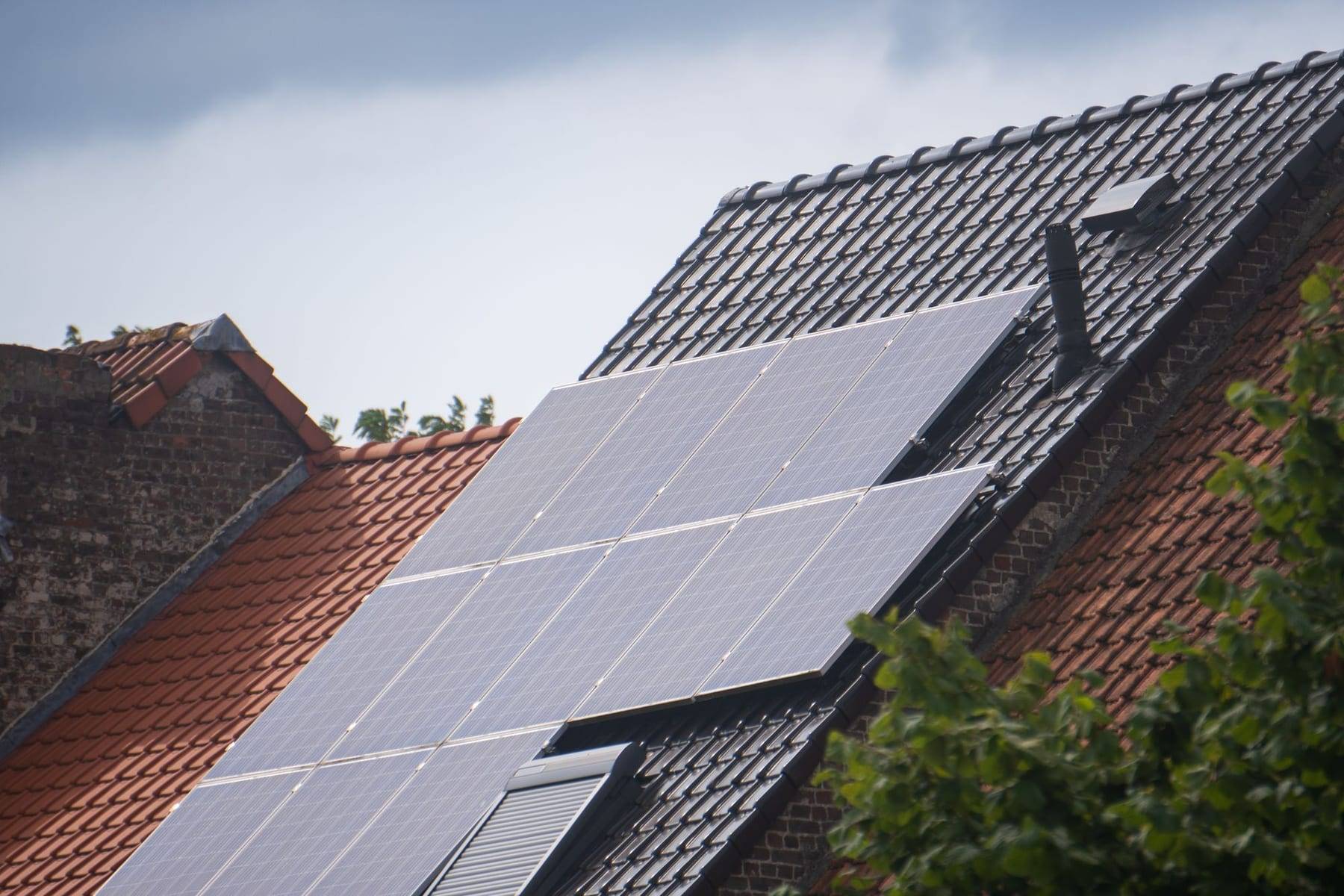 Zonnepanelen op een pannendak van een Nederlandse woning